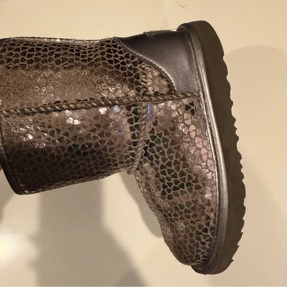 UGG Girls Classic Gel Hearts Boots size 12 Sleek Silver - Picture 7 of 12